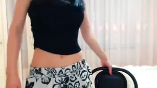 Шальная путана Introsol нежно мастурбирует пизду