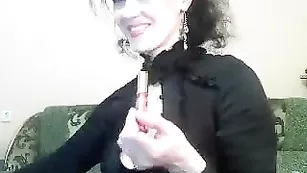 Захватывающая баба catsuit дрочит секс игрушкой