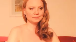 Симпатичная краля Laura4you раздевается во фри