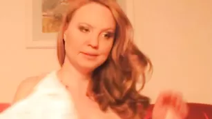 Симпатичная краля Laura4you раздевается во фри