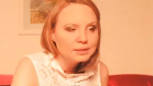 Симпатичная краля Laura4you раздевается во фри