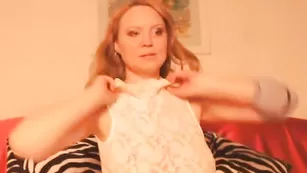 Симпатичная краля Laura4you раздевается во фри