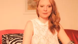 Симпатичная краля Laura4you раздевается во фри