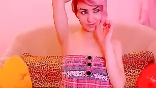 Светловолосая малышка sexyfairy обнажает сексуальное тело