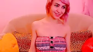 Светловолосая малышка sexyfairy обнажает сексуальное тело