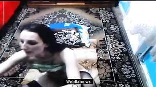 Изящная курва dassy мастурбирует бритые отверстия