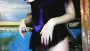 Прелестная бэйба seksikiss трахает попу дилдо