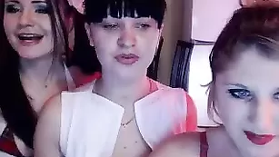 Сексуальные подружки RoxyBadGirl занимаются ласками