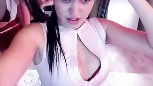 Сексуальные подружки RoxyBadGirl занимаются ласками