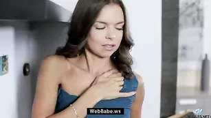 Русская шмара GinaRussel роскошно мастурбирует пизденку