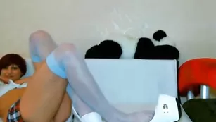 Аппетитная тетка lola77 дразнит своими ножками