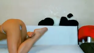 Аппетитная тетка lola77 дразнит своими ножками