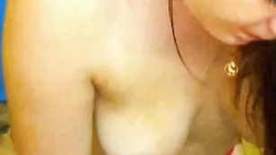 Прелестная сучка LillyLovely ласкает бритые дырочки