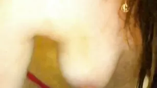 Прелестная сучка LillyLovely ласкает бритые дырочки