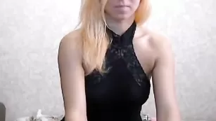 Изящная стерва XyJIuraHka сует в анус игрушку