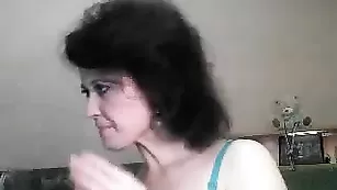 Обворожительная чертовка Catsuit обсасывает резиновый член