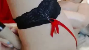 Залетная сучка alinna трахает сочную киску