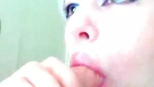 Милая блондиночка lanacrystal облизывает дилдо