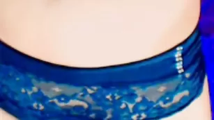 Шальная кобыла lilygirl смачно дрочит пизду