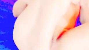 Шальная кобыла lilygirl смачно дрочит пизду