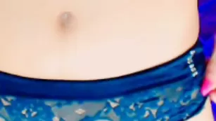 Шальная кобыла lilygirl смачно дрочит пизду