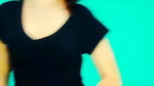 Очаровательная куколка jusygirl ласкает натуральные сиськи