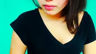 Очаровательная куколка jusygirl ласкает натуральные сиськи