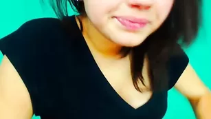 Очаровательная куколка jusygirl ласкает натуральные сиськи