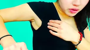 Очаровательная куколка jusygirl ласкает натуральные сиськи