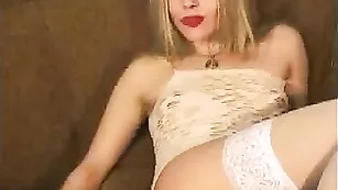 Замечательная пассия Caprise мастурбирует киску фаллосом