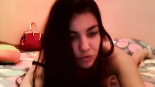 Черноволосая дама latinochka общается в чате голенькой