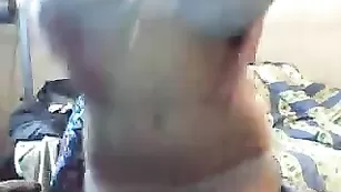 Пышногрудая милаха дрочит черным членом