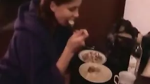 Пьяненькая красотка обнажает свои прелести