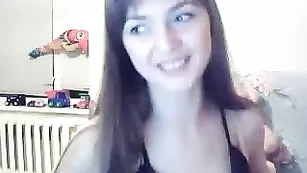 Темноволосая россиянка SexyIriska2 раздевается перед камерой