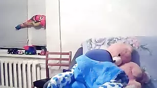 Темноволосая россиянка SexyIriska2 раздевается перед камерой