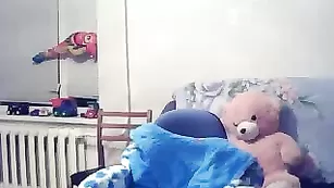 Темноволосая россиянка SexyIriska2 раздевается перед камерой