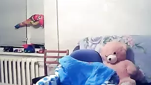 Темноволосая россиянка SexyIriska2 раздевается перед камерой