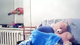 Темноволосая россиянка SexyIriska2 раздевается перед камерой