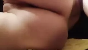 Кучерявая стерва Kleriss показывает бритую киску