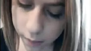 Молодая красотка Sabrinaelit ласкает большие сиськи