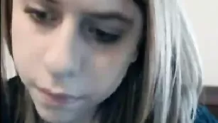 Молодая красотка Sabrinaelit ласкает большие сиськи