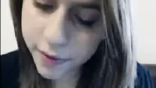 Молодая красотка Sabrinaelit ласкает большие сиськи