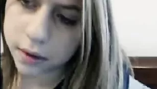 Молодая красотка Sabrinaelit ласкает большие сиськи