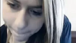 Молодая красотка Sabrinaelit ласкает большие сиськи