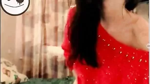 Смазливая брюнетка sevilia эротично раздевается