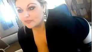 Знойная шалава Bella соблазняет большими сиськами