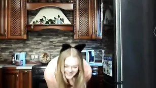 Привлекательная краля BarbieGold кокетливо ведет себя на камеру