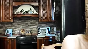 Привлекательная краля BarbieGold кокетливо ведет себя на камеру