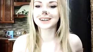 Привлекательная краля BarbieGold кокетливо ведет себя на камеру