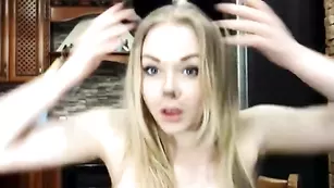 Привлекательная краля BarbieGold кокетливо ведет себя на камеру